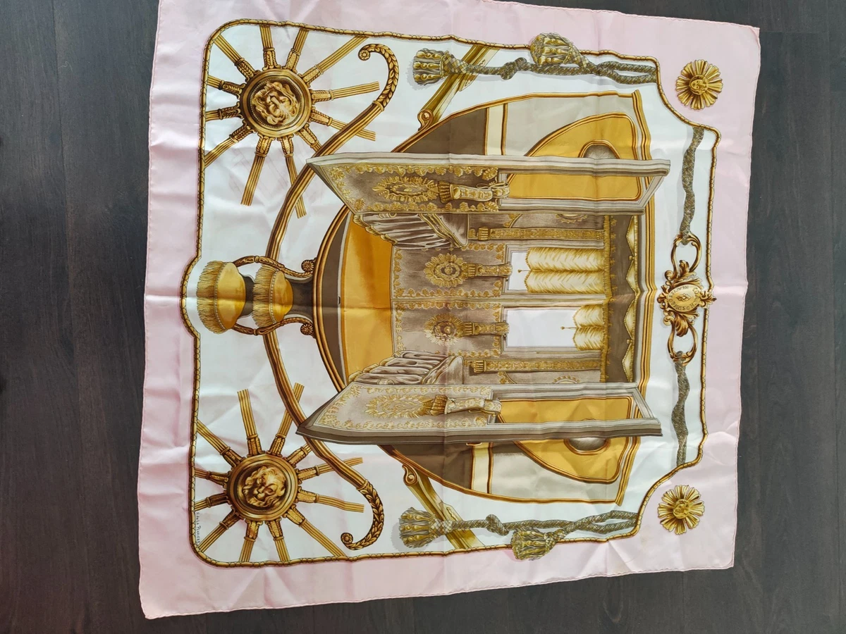 Carré Hermès 90 Cm 'Jumping' - Soie Mousseline Rose Pâle - Vintage Avec Quelques Défauts (coins/taches)