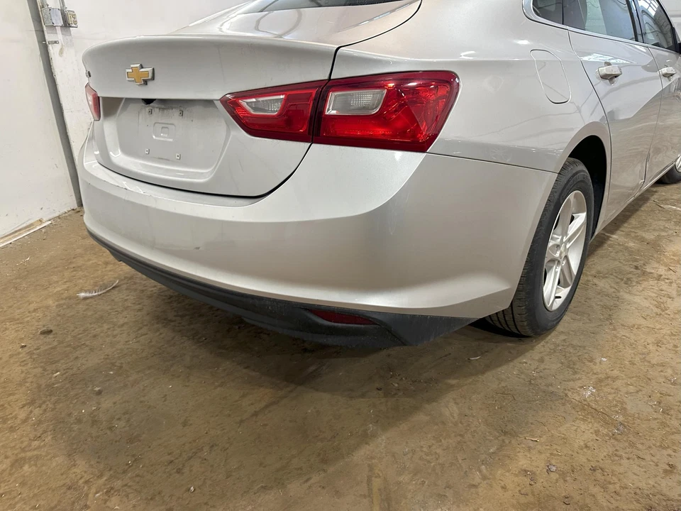 Conjunto parachoques trasero Chevy Malibu 19 20 21 22 23 24 Foto 3 de 4