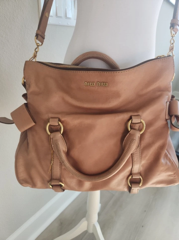 Miu Miu Vitello Lux 拉链上衣双向包带蝴蝶结细节 — 第 3/4 张图片