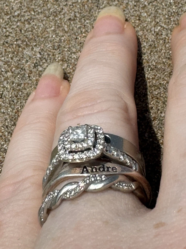 Anillo de compromiso de diamantes de 1/2 quilate doble princesa y oro blanco de 14 quilates talla redonda Foto 2 de 4