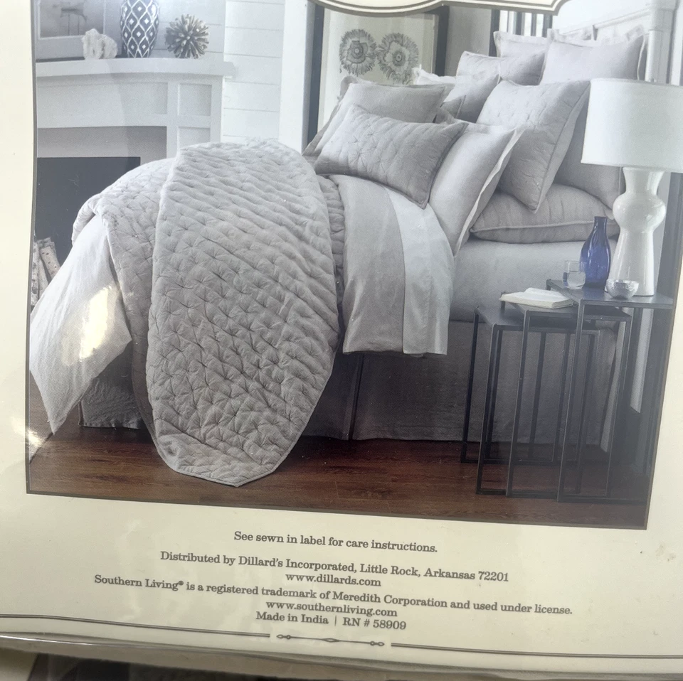 Almohada acolchada de lino Southern Living Heirloom, hummus tamaño euro Foto 4 de 4