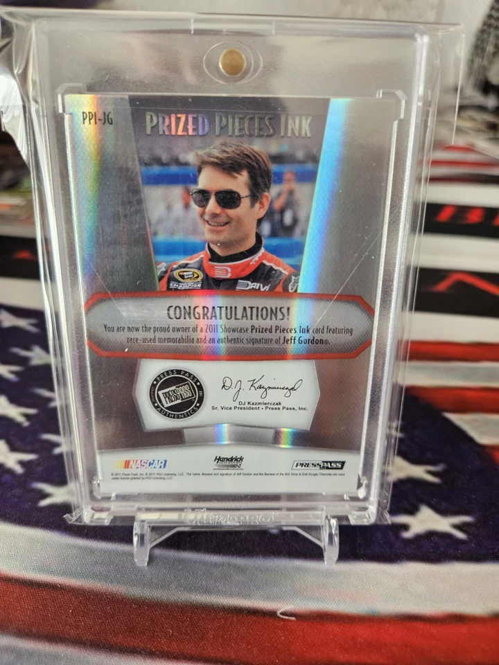 2011 Press Pass Jeff Gordon Showcase Prizes Pieces Ink Firesuit Auto 7/25 Chevy - Image 2 of 2