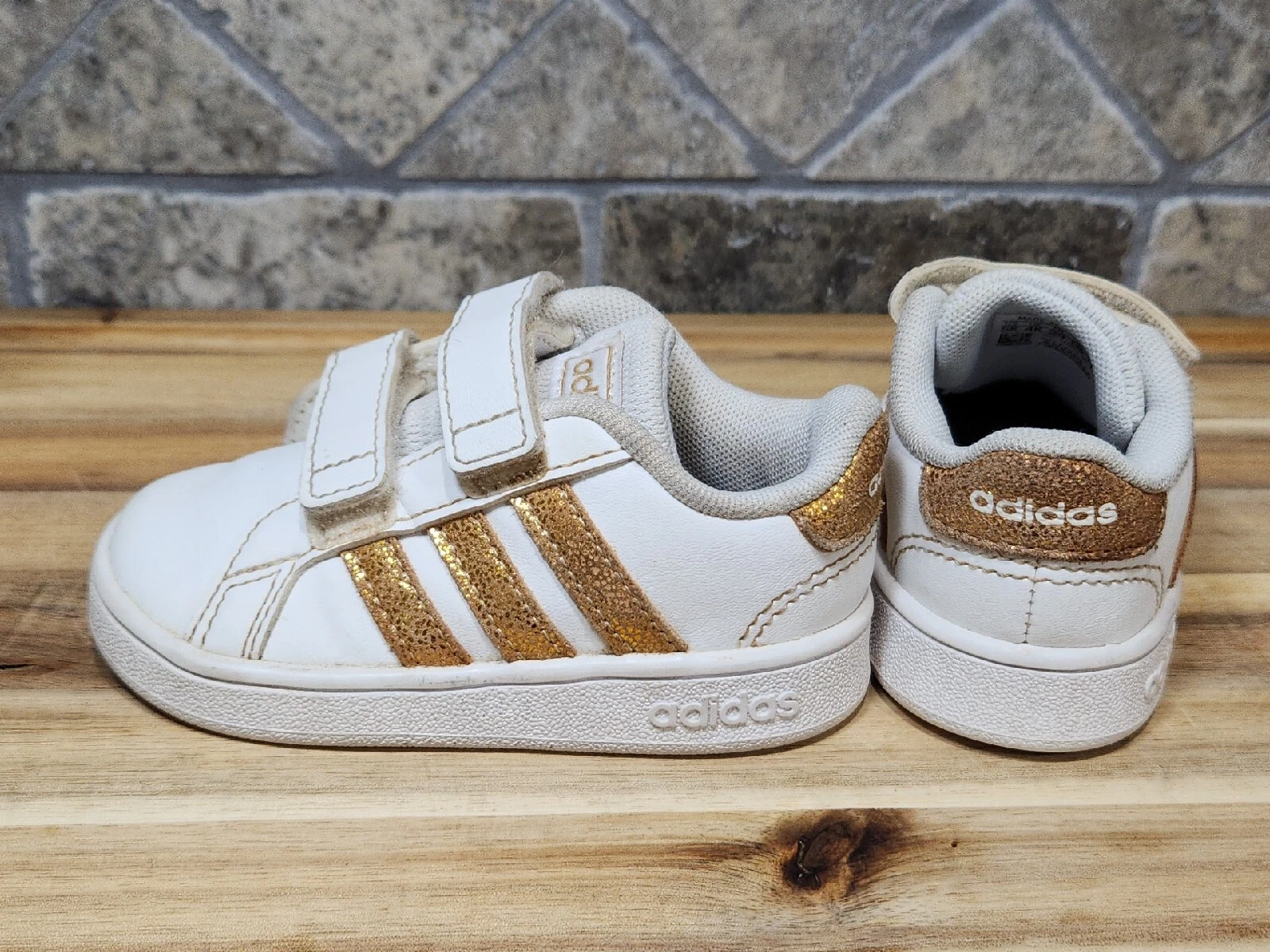 Sneakers bianche Adidas taglia 5K a righe oro