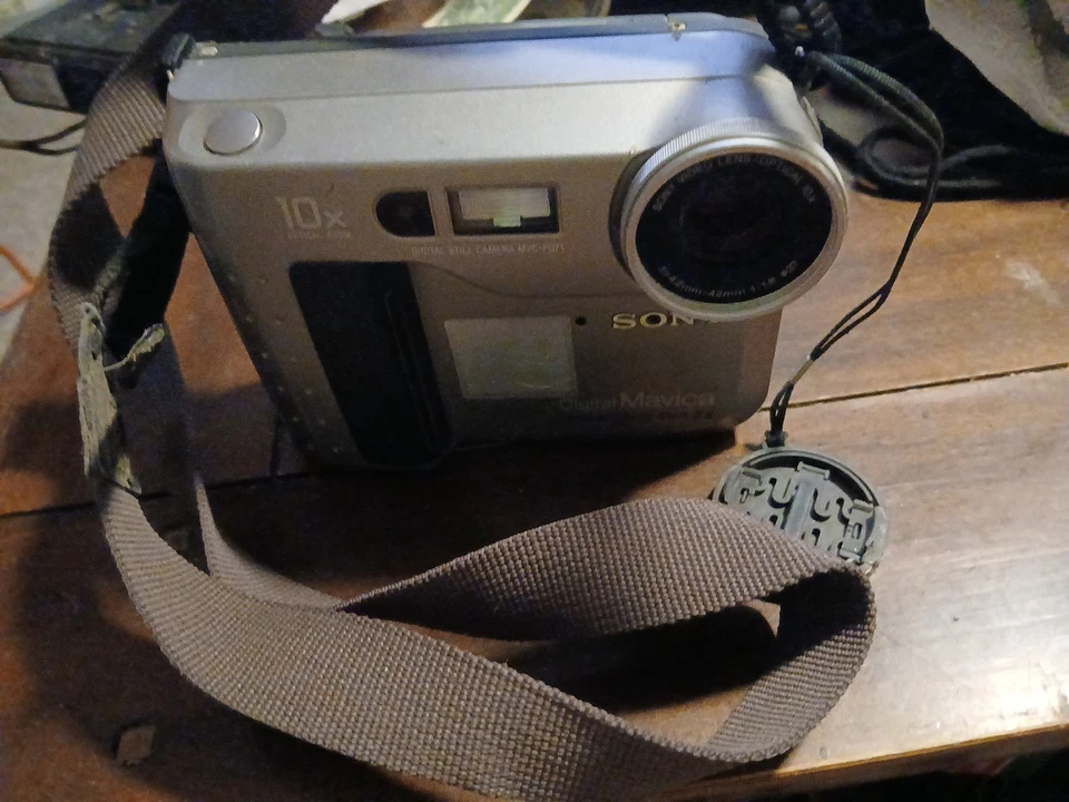 Sony FD Mavica Digital Floppy Disk Camera MVC-FD71 - Image 3 of 4