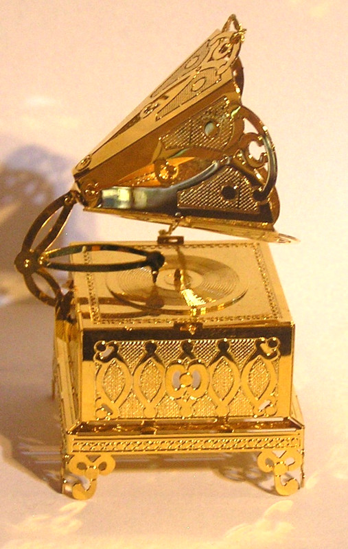VINTAGE 1997 DANBURY MINT 23K PHONOGRAPH Christmas ORNAMENT