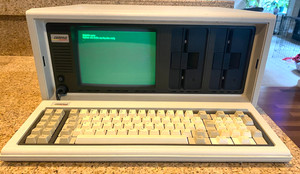 VTG Early 1980s COMPAQ Portable Computer - Dual 5-1/4" Floppy Disk TURNS ON