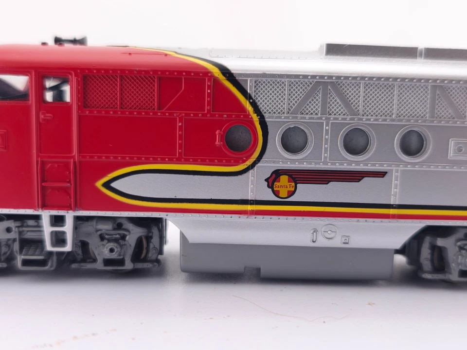 *READ* HO Scale Bachmann FT A-Unit Diesel Locomotive Santa Fe Model Train RUNS - Image 3 of 4
