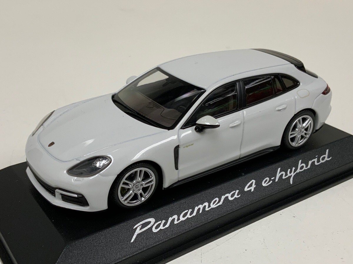 1/43 Minichamps Porsche Panamera 4 e-Hybrid in White Dealer