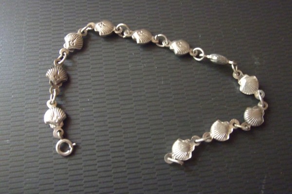 Pulsera plateada de conchas