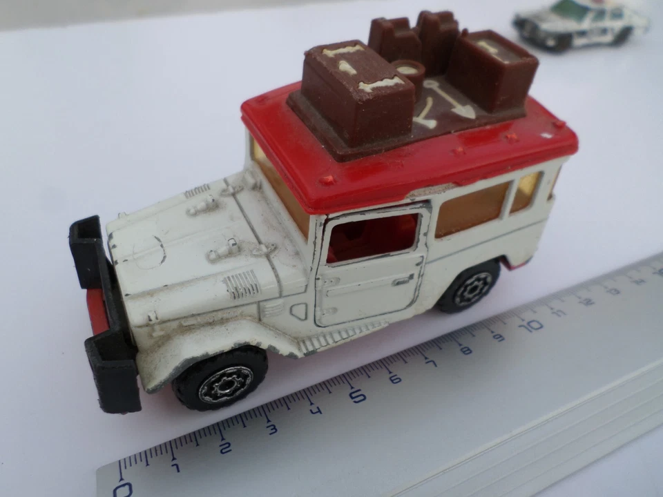 epave - toyota modele blanc toit rouge - majorette - Photo 1/1