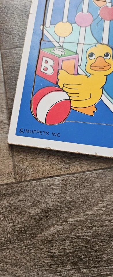 Rompecabezas Playskool Plaza Sésamo Bert & Ernie As Babies con marco de madera en cuna con pato Foto 3 de 4