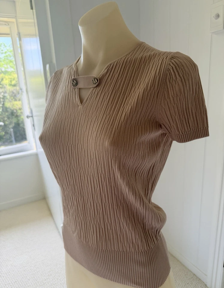 Chanel Mujer Rosa Neutro Manga Corta Top con Botones Dorados Talla 36 Excelente Foto 2 de 4