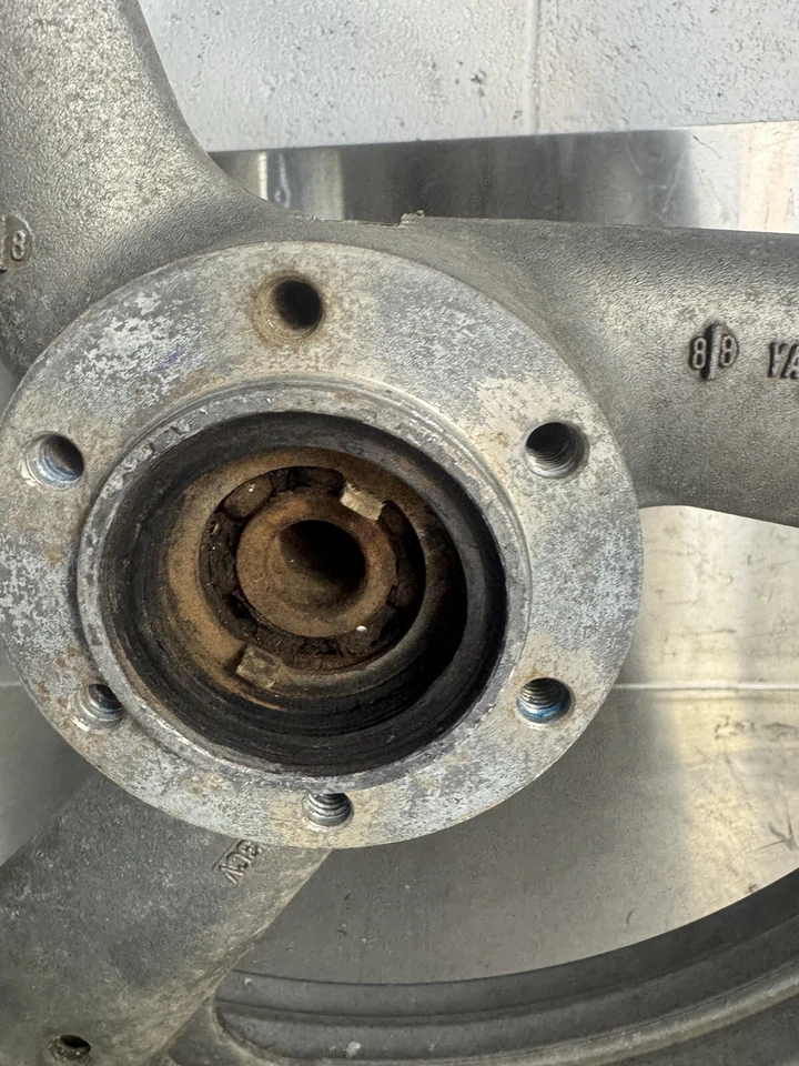 Llanta delantera Yamaha FJ1200 FJ 1200 1990 Mag genuina OEM 3CV-25168-00-WG Foto 2 de 4