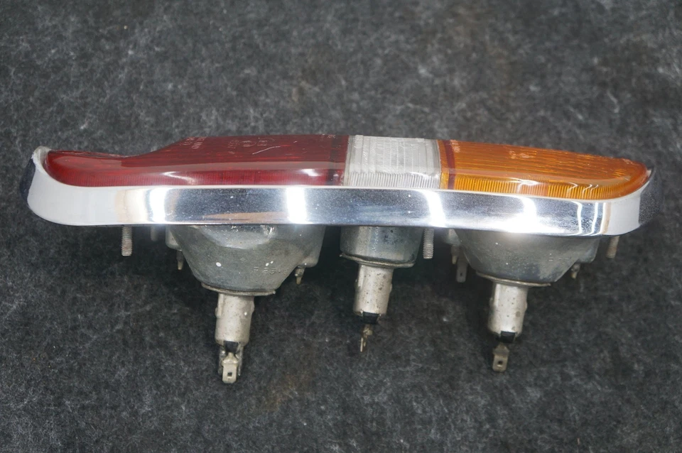 Lámpara de luz trasera izquierda del lado del conductor OEM Rolls Royce Silver Shadow 1973 Foto 2 de 4