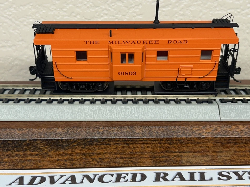 MILWAUKEE ROAD RIB SIDE  BAY WINDOW CABOOSE - HO SCALE w/INTERIOR PLATINUM NEW - Image 3 of 4
