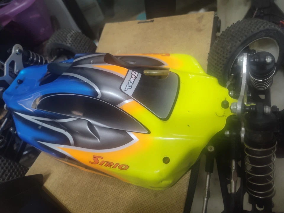 Team Losi Racing TLR 8IGHT 1/8 4x4 Nitro 4WD Buggy Roller Slider Chassis - Image 2 of 4