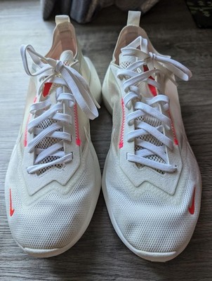 NIKE VISTA LITE WOMENS ATHLETIC TRAINING SHOES SZ 9.5 WHITE/CORAL C10905-100 EUC