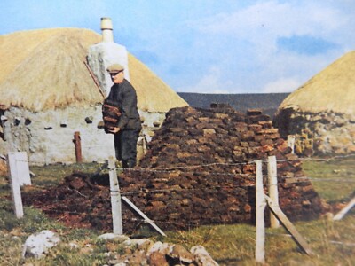  ALTE POSTKARTE SKYE CROFTER TORF - DOUGLAS SCOTT FOTO   