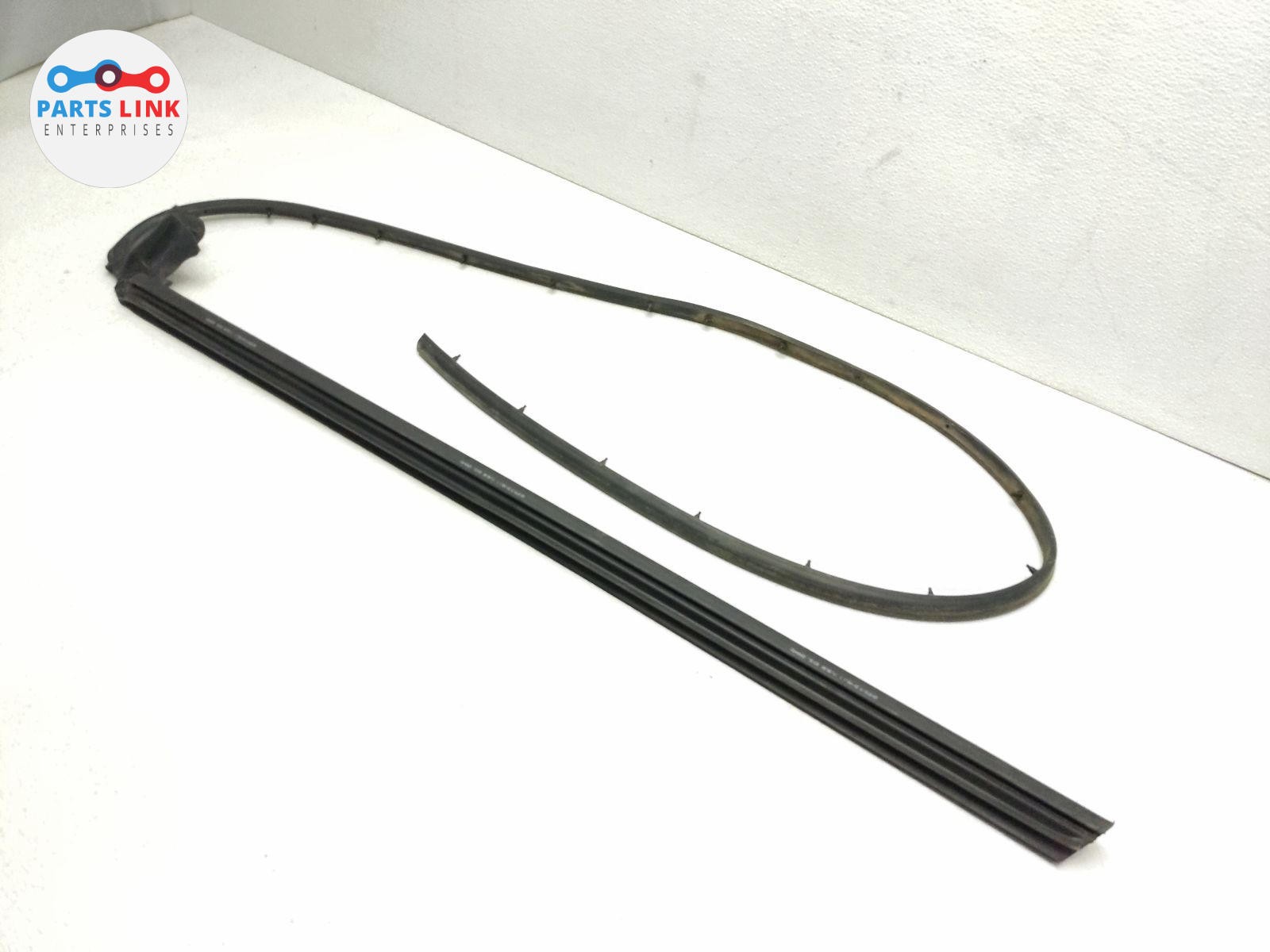 2007-19 MASERATI GranTurismo FRONT RIGHT DOOR BELT LINER WEATHERSTRIP RUBBER 145