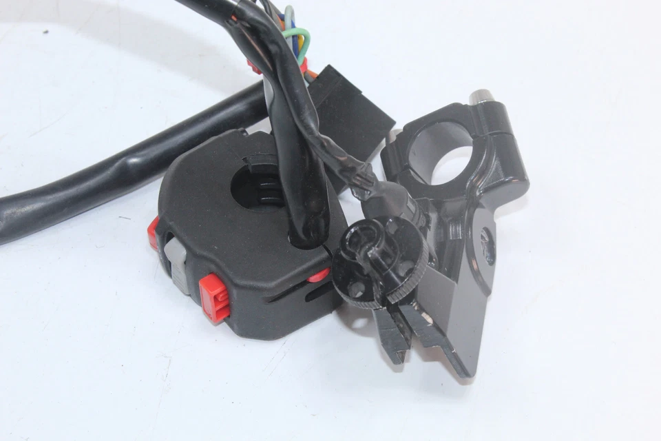 08-11 Triumph Street interruptor triplo direito com poleiro de embreagem T2049255 T2046512 - Imagem 2 de 4