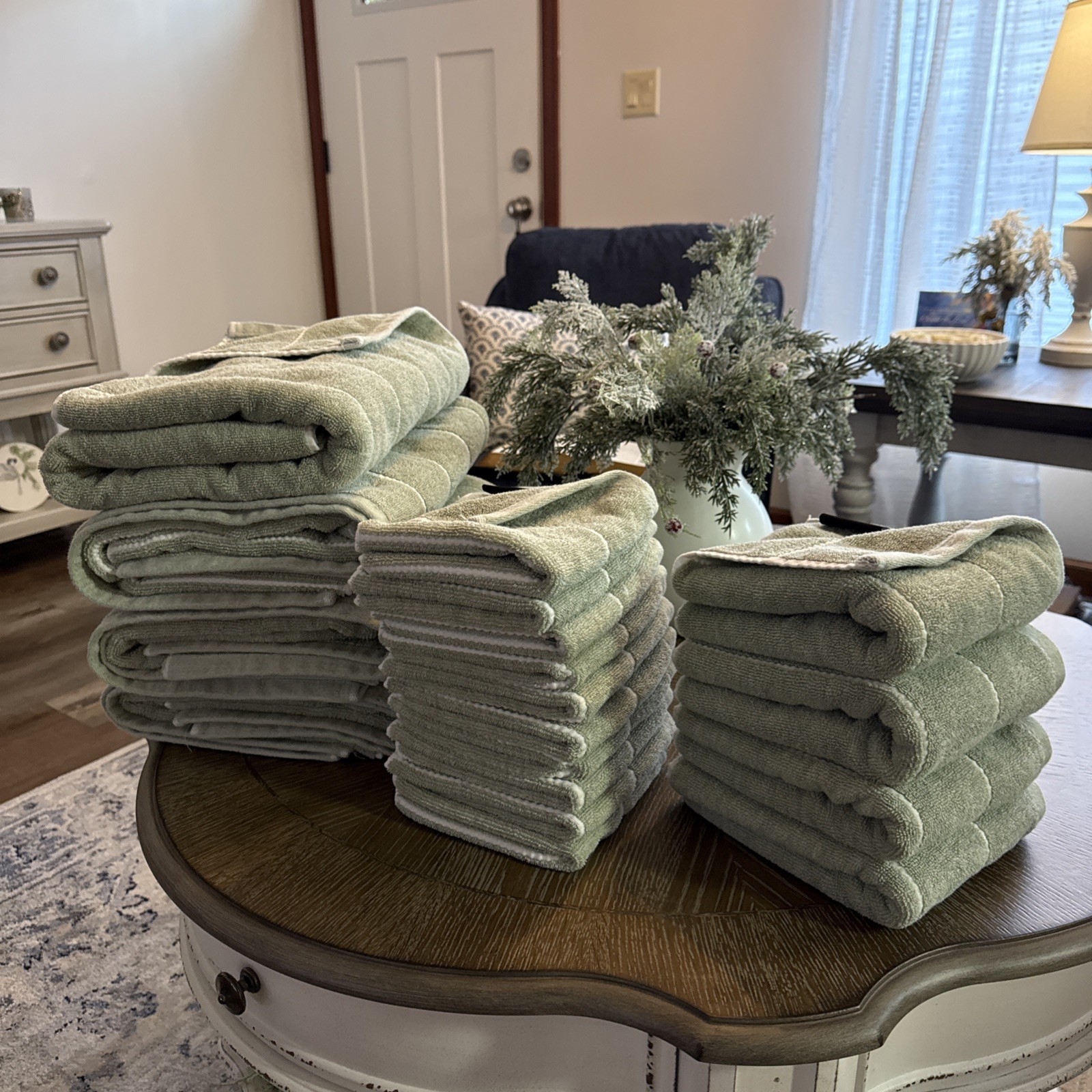 18 Set DKNY Green & White Stripe 4 Bath Towels & 4 Hand Towels & 10 Face Cloths