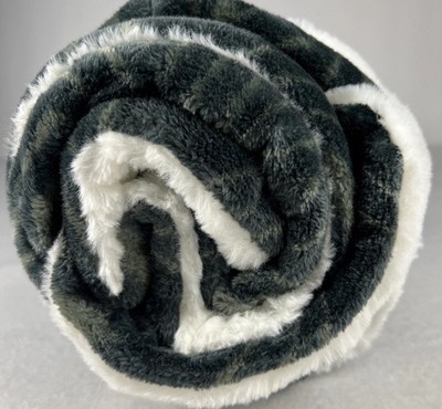 Life Comfort Ultimate Faux Fur Luxurious Reversing To Plush Throw 60''x 70'' Green