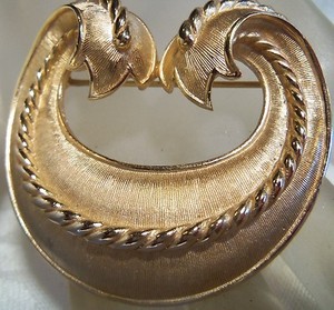 Authentic Trifari Gold plated Swirl Feather Brooch Vintage estate jewelry