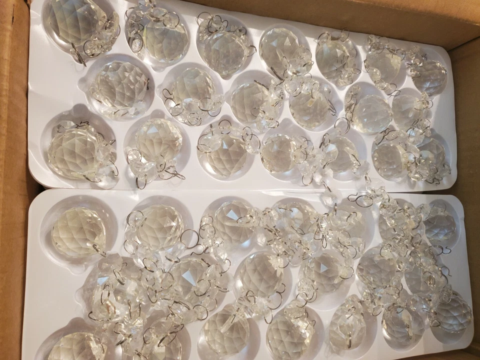 Lámpara de araña clásica de cristal Empire Heritage con acabado cromado de 8 luces. Ligeramente usado. Foto 4 de 4