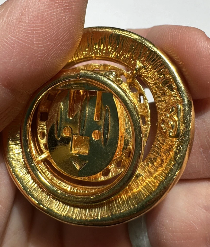 Vintage LR Firmato Nero Lucite Smalto Rotondo Scudo Oro Tonalità Sciarpa Clip 4h - Immagine 4 di 4