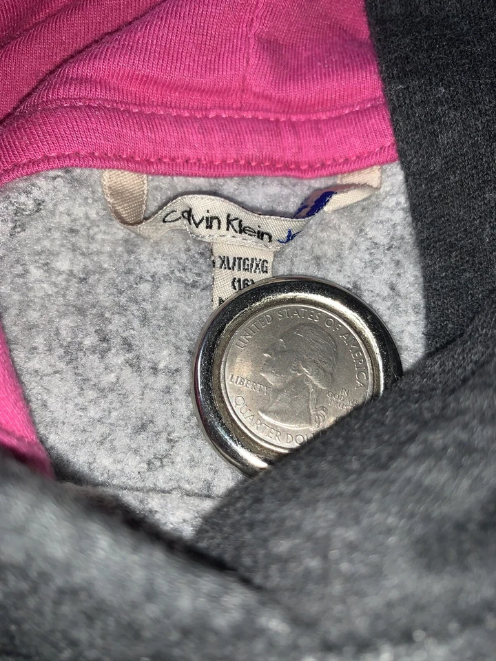 Usado- Moletom com Capuz Gráfico Calvin Klein Manga Longa Zíper Completo Meninas (Tamanho XL/16) - Imagem 4 de 4