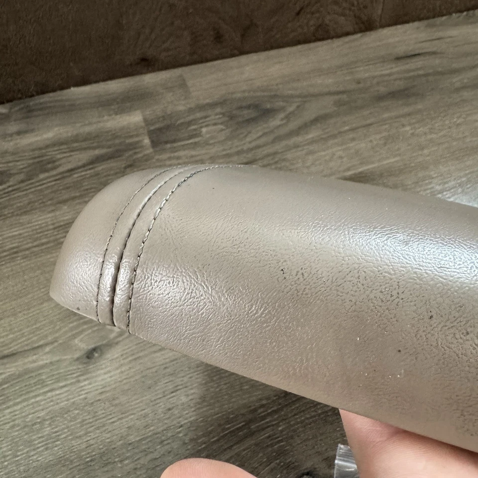GMC Yukon Denali 2003-2006 consola central reposabrazos tapa beige tostado OEM 19127366 Foto 4 de 4