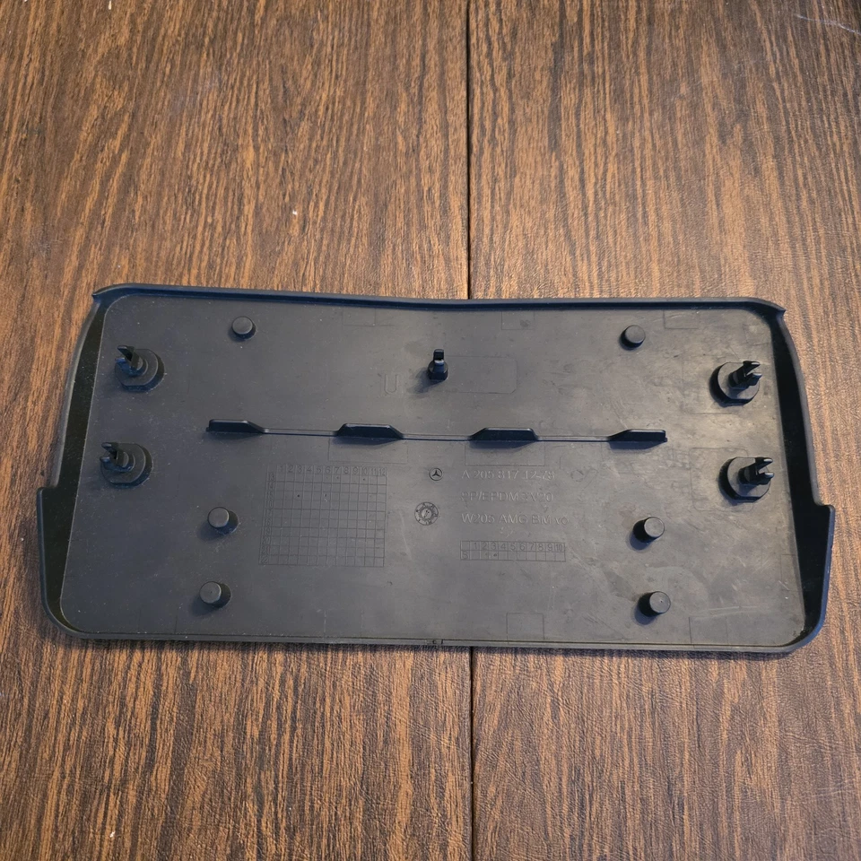 Nuevo soporte de moldura de matrícula delantero OEM Mercedes Benz C63 AMG W205 2015-2018 Foto 2 de 3