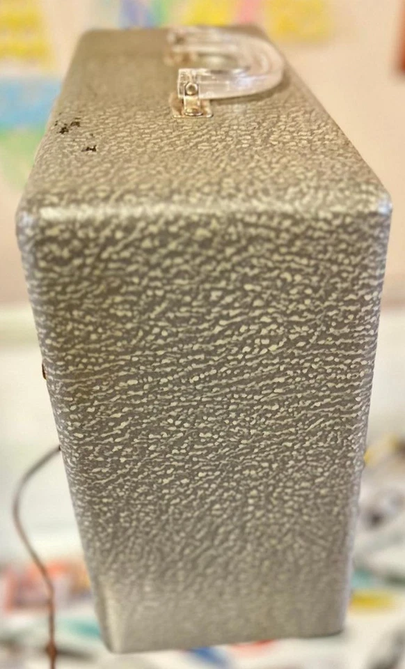 Amplificador Rickenbacker modelo M 1959 o 1960 con dos enchufes para dos guitarras Foto 4 de 4