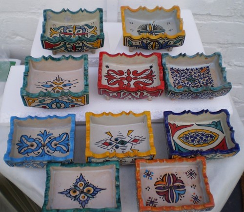 HAND PAINTED CERAMIC Multi Coloured GLAZED SOAP DISH WITH FEET * FES POTTERY - Picture 2 of 39