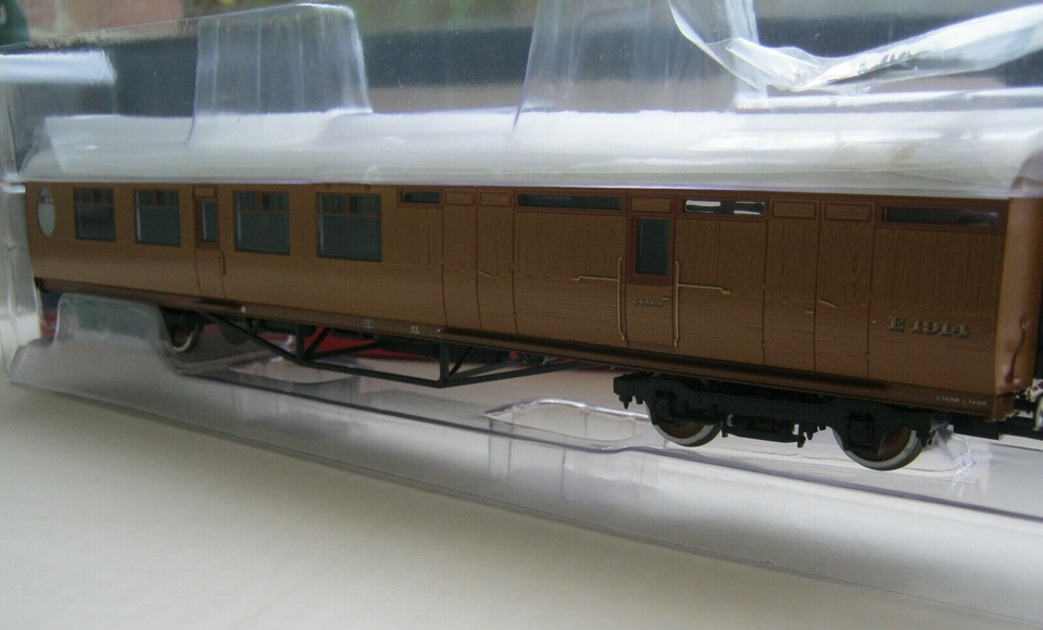 Bachmann Ref No. 34460 Thompson Third Class Brake Coach LNER Teak