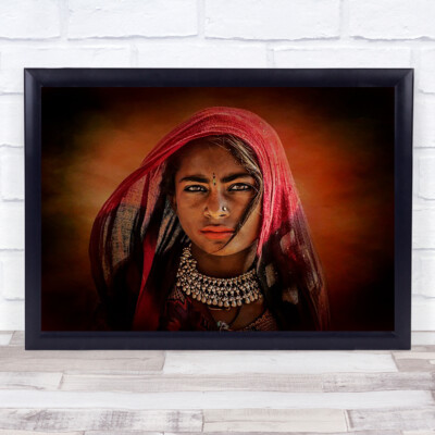 Tribal Girl Pushkar Indien Schleier Halskette Frau Gesicht rot Schal Kunstdruck