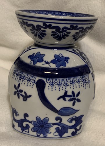 Ceramic Elephant Trunk Up Porcelain Cobalt Blue and White 5” Tall Holder - Imagen 5 de 9