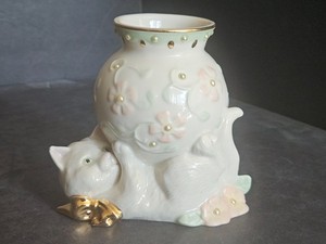 Lenox Petals and Pearls Figural Cat Bud Vase