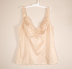 Vintage VASSARETTE Camisole Tank Top Beige Sz 34 Silky Nylon V-Neck Lace Trim