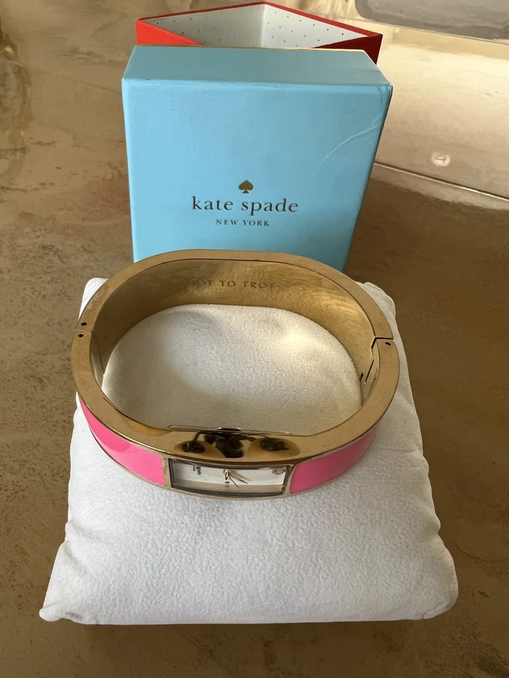 Reloj Brazalete Kate Spade Carrusel Confeti Esmalte Rosa Caliente, Base Chapada en Oro Foto 3 de 4