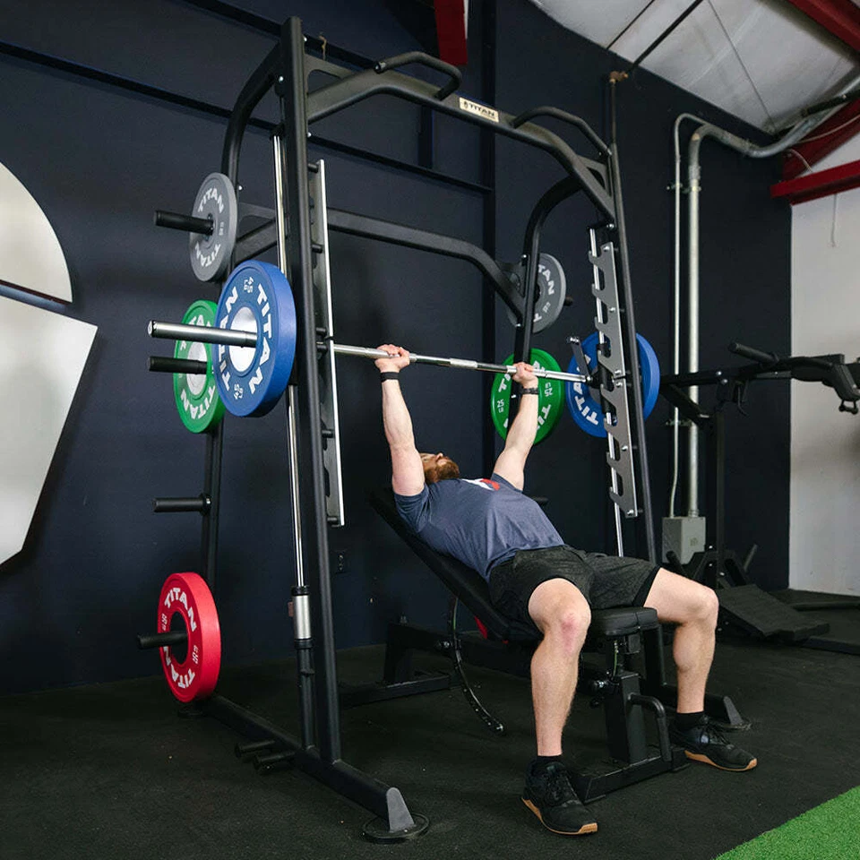 Máquina Titan Fitness Smith, jaula de potencia contrapesada estante para sentadillas para gimnasio en casa Foto 3 de 4