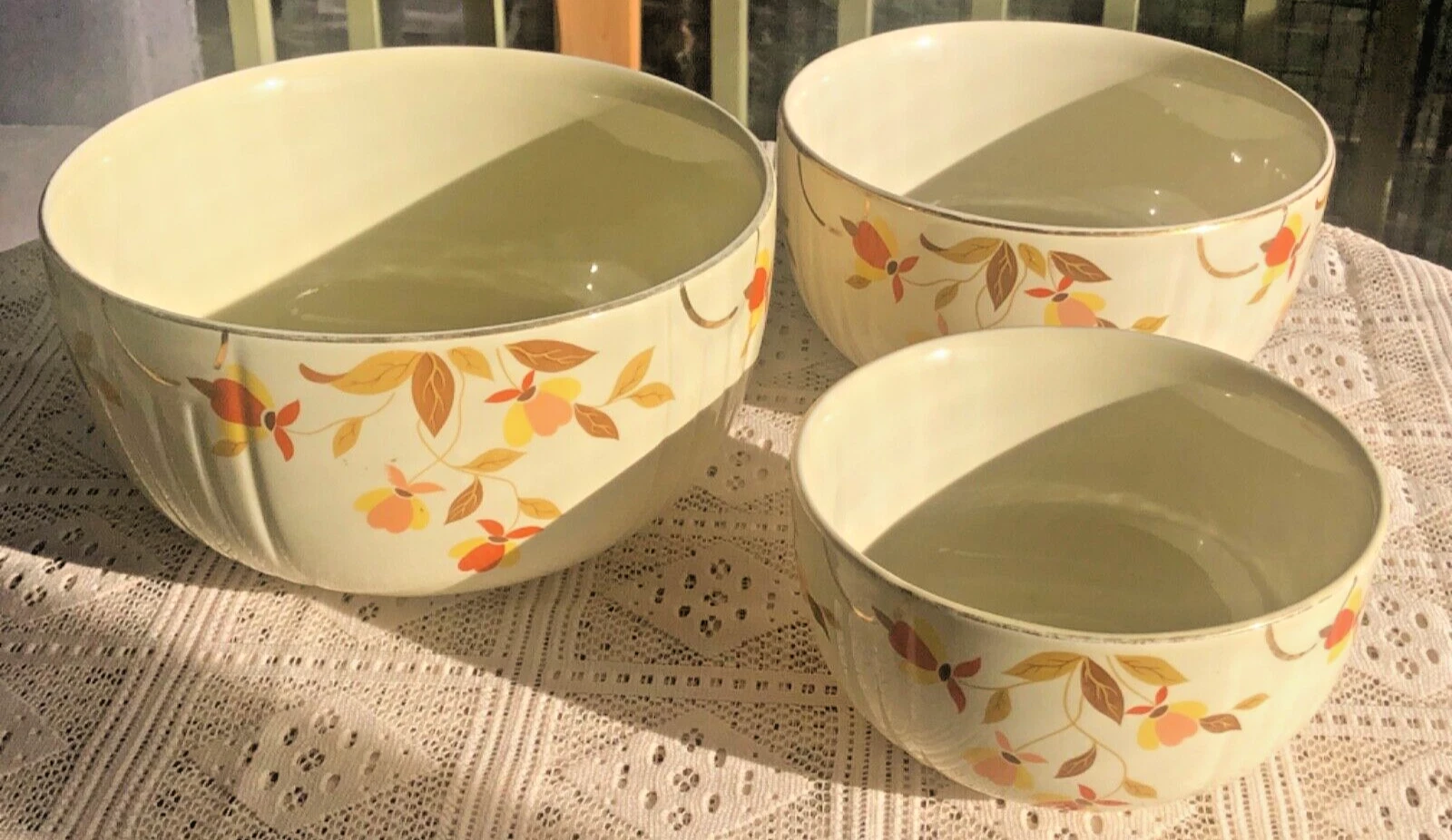 Vintage Hall "Autumn Leaf" Gold Rimmed Set of 3 Nesting Mixing Bowls VG Cond.