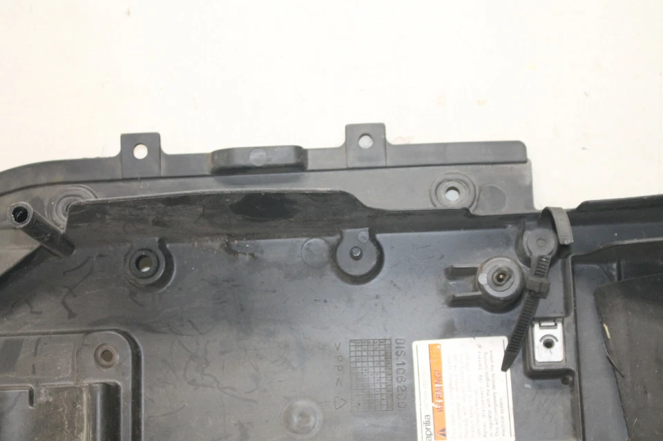 06-10 Aprilia RSV 1000R 1000 R Tuono rear back inner fender tray battery box — 第 3/4 张图片