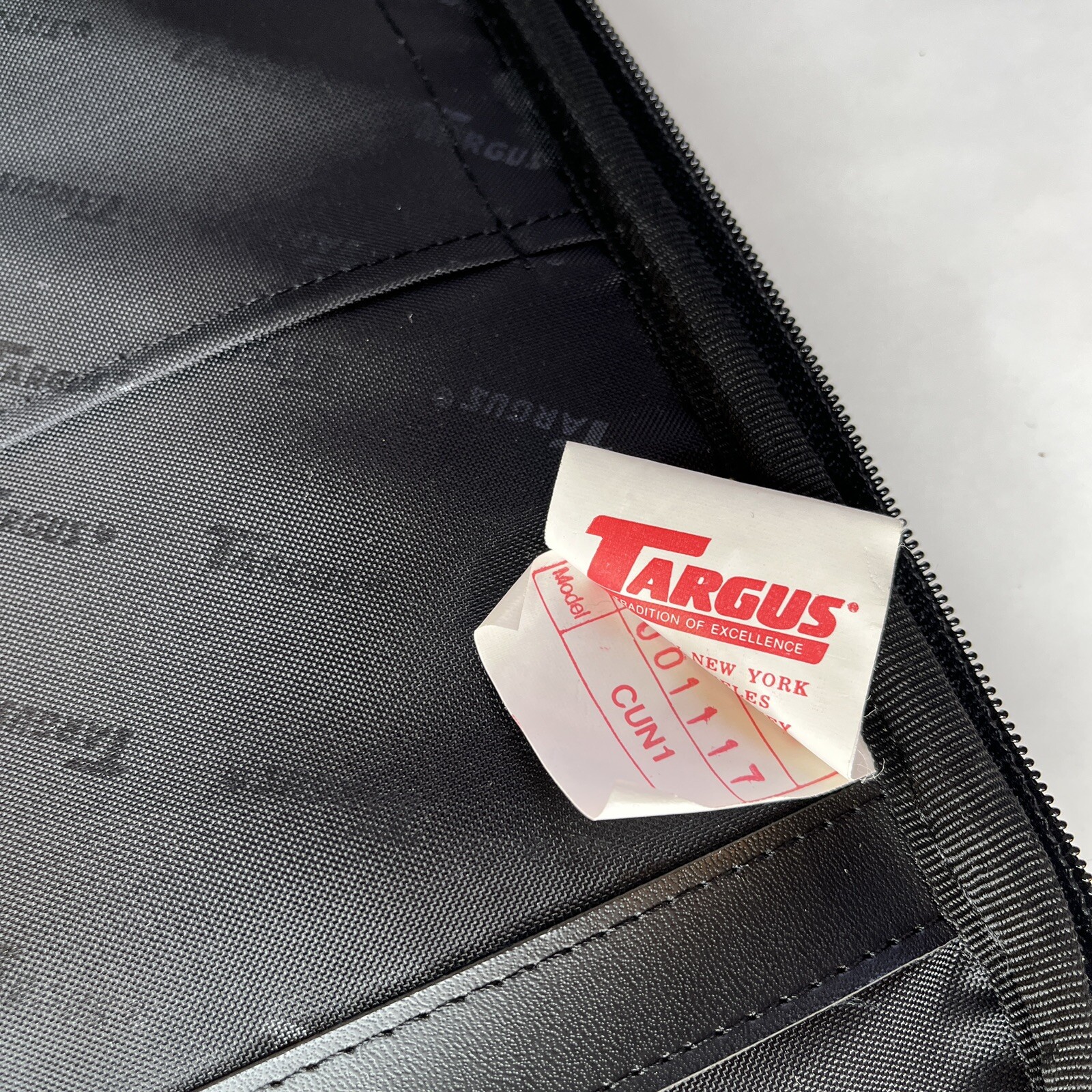 Targus CUN1 Laptop Computer Case Bag Padded Carry On Shoulder Strap