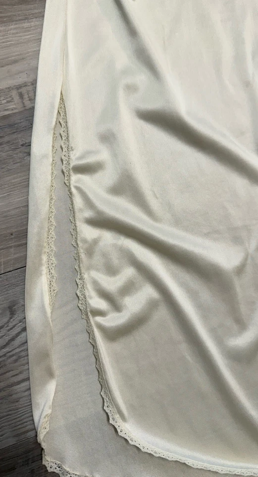 Винтажный Vanity Fair половина скольжения США нейлона слоновой кости с кружевной отделкой стороны разрез сексуальный размер маленький - Изображение 2 из 4