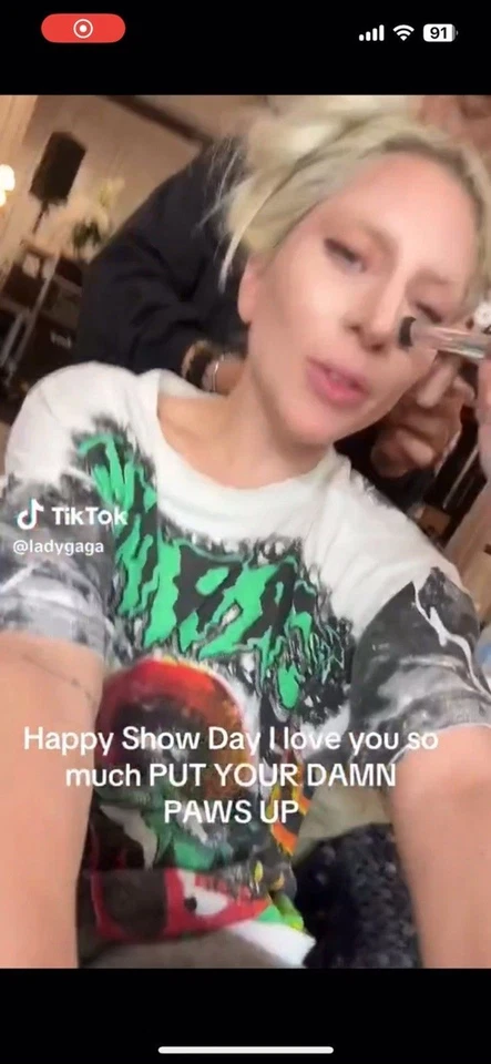 Camisa vintage anos 90 cãibras AOP com hera venenosa e também vista em Lady Gaga - Imagem 3 de 4