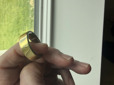 Oura 4th Gen Gold Smart Ring Activity Tracker Sleep/HR + White Charging Base
