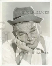 1950 Press Photo Ed "Archie" Gardner stars in NBC's "Duffy's Tavern" - kfx59810