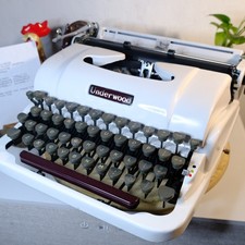 Beautiful 1951 Underwood Finger Flite White P...