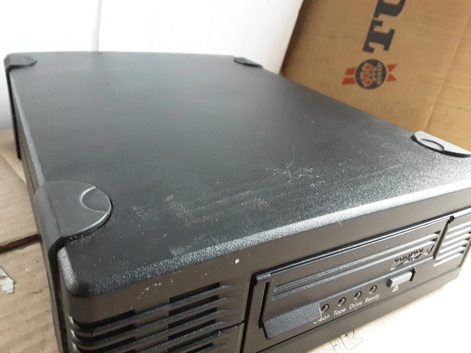 HP Quantum LTO4 SCSI External Tape Drive BRSLA-0704-AC EB656-20000 - Image 2 of 4